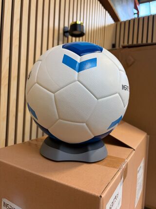8x Slimme voetbal met bewegingssensoren maat 5 met oplader en kabel IN